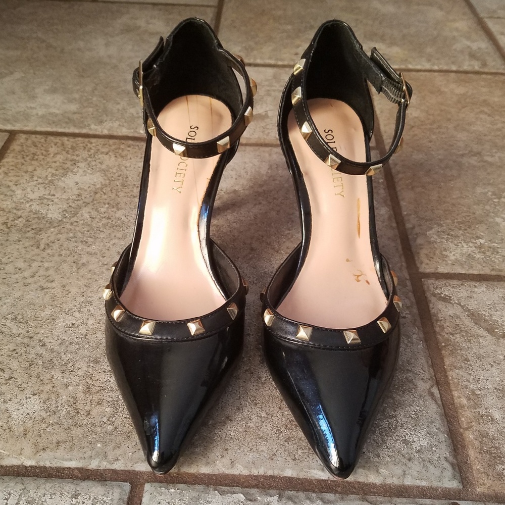 Black kitten heels